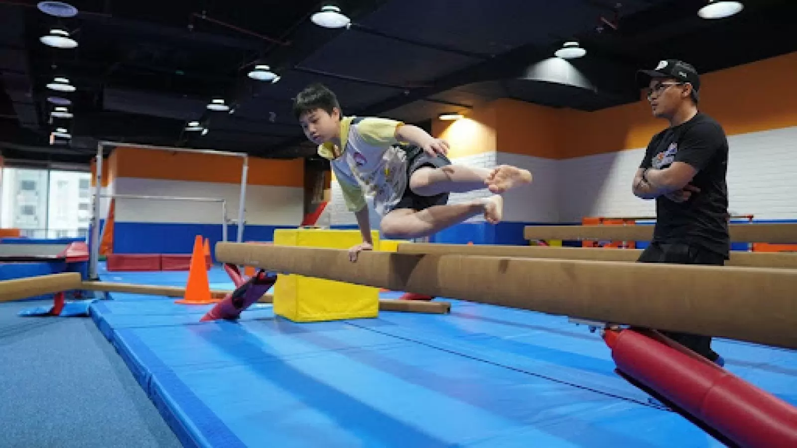 Parkour RockOlympics di Rockstar Academy: Pertunjukan Kelincahan dan Keterampilan